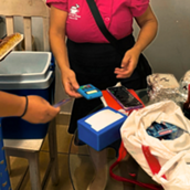 Sra. Edilene Ferreira em sua rotina de vendas de salgado. Foto: Vitor Giovane